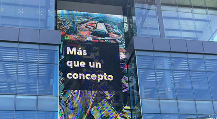Edificio facciata grande cartellone pubblicitario a LED in messico