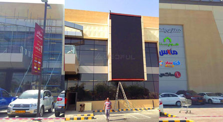 Tabellone per le affissioni a LED per esterni OF10S installato nel centro commerciale dell'oman