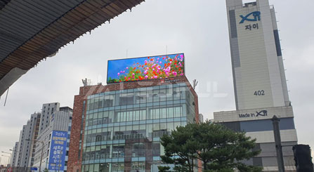 Tabellone per le affissioni digitale a LED grande sul tetto in corea