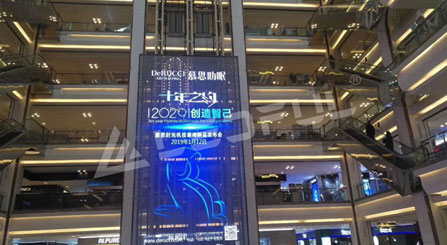 Video Wall a LED gigante trasparente nel centro commerciale
