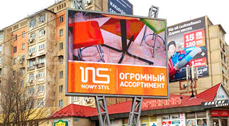 Display pubblicitario esterno montato su palo